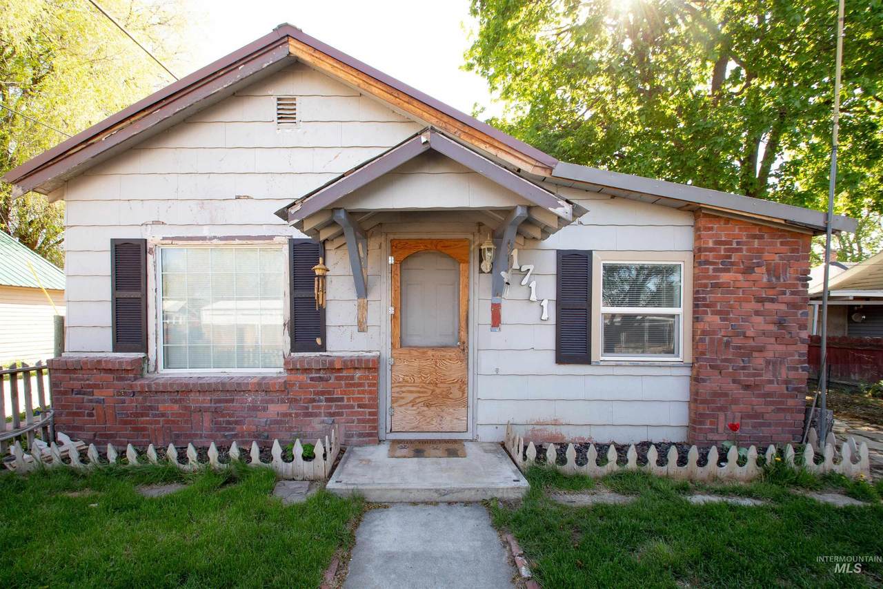 1711 4th Street S - Photo 1