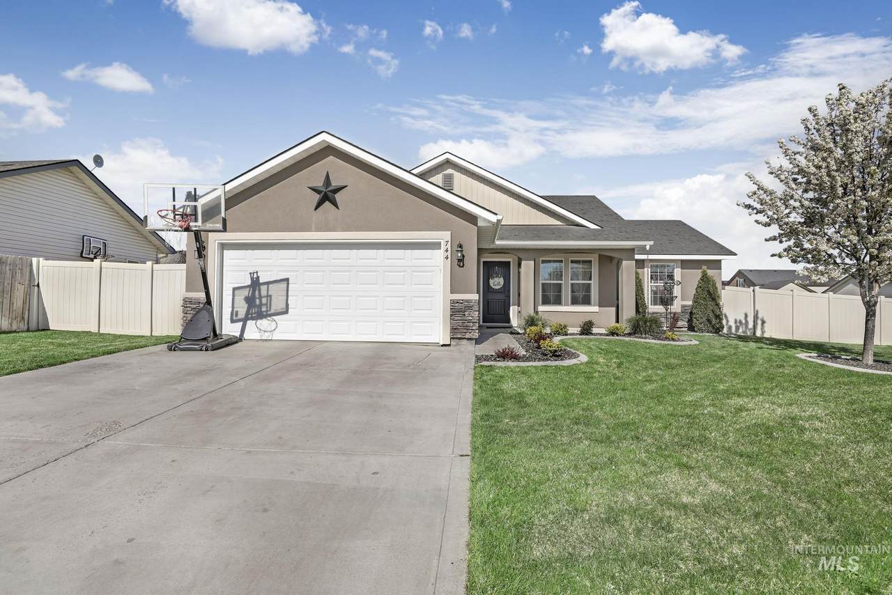 744 Parkwood Dr - Photo 1