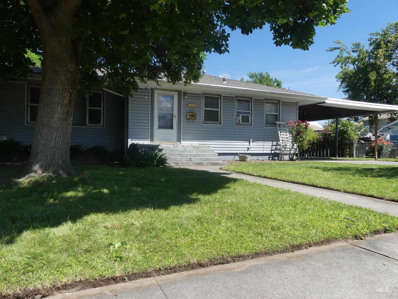635 8th St - Photo 1