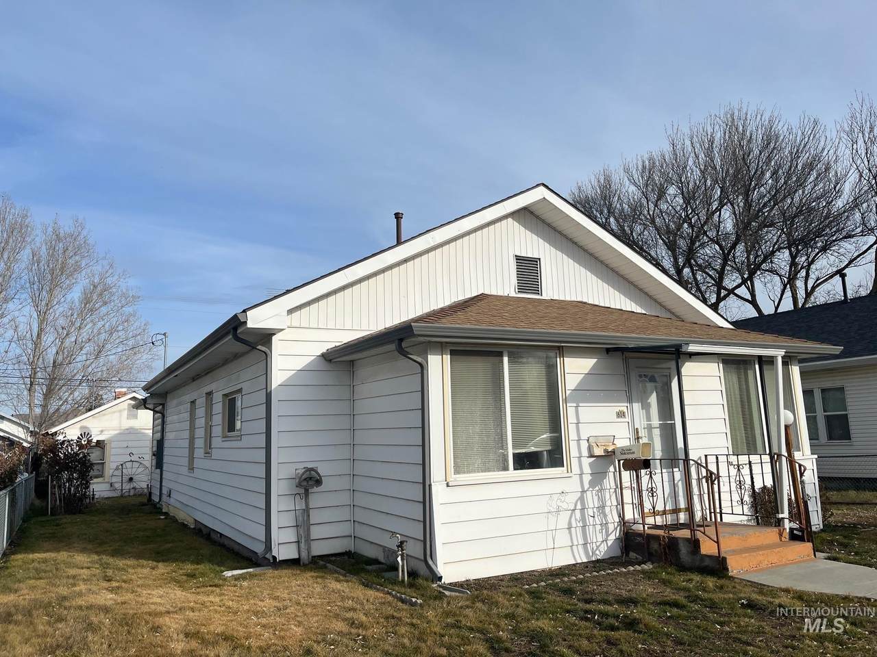 614 Commercial Ave - Photo 1