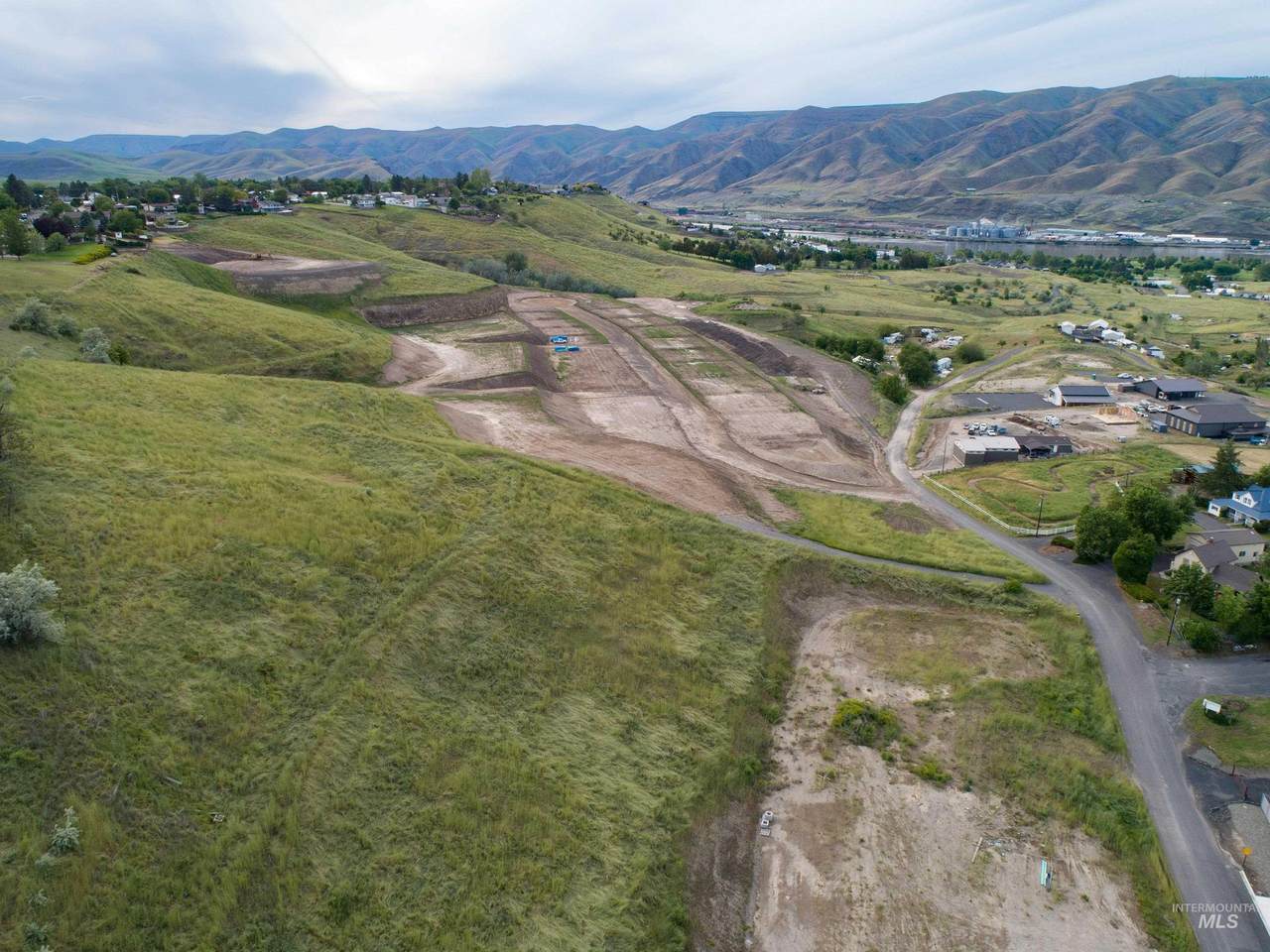 1661 Dustan Loop - Photo 1