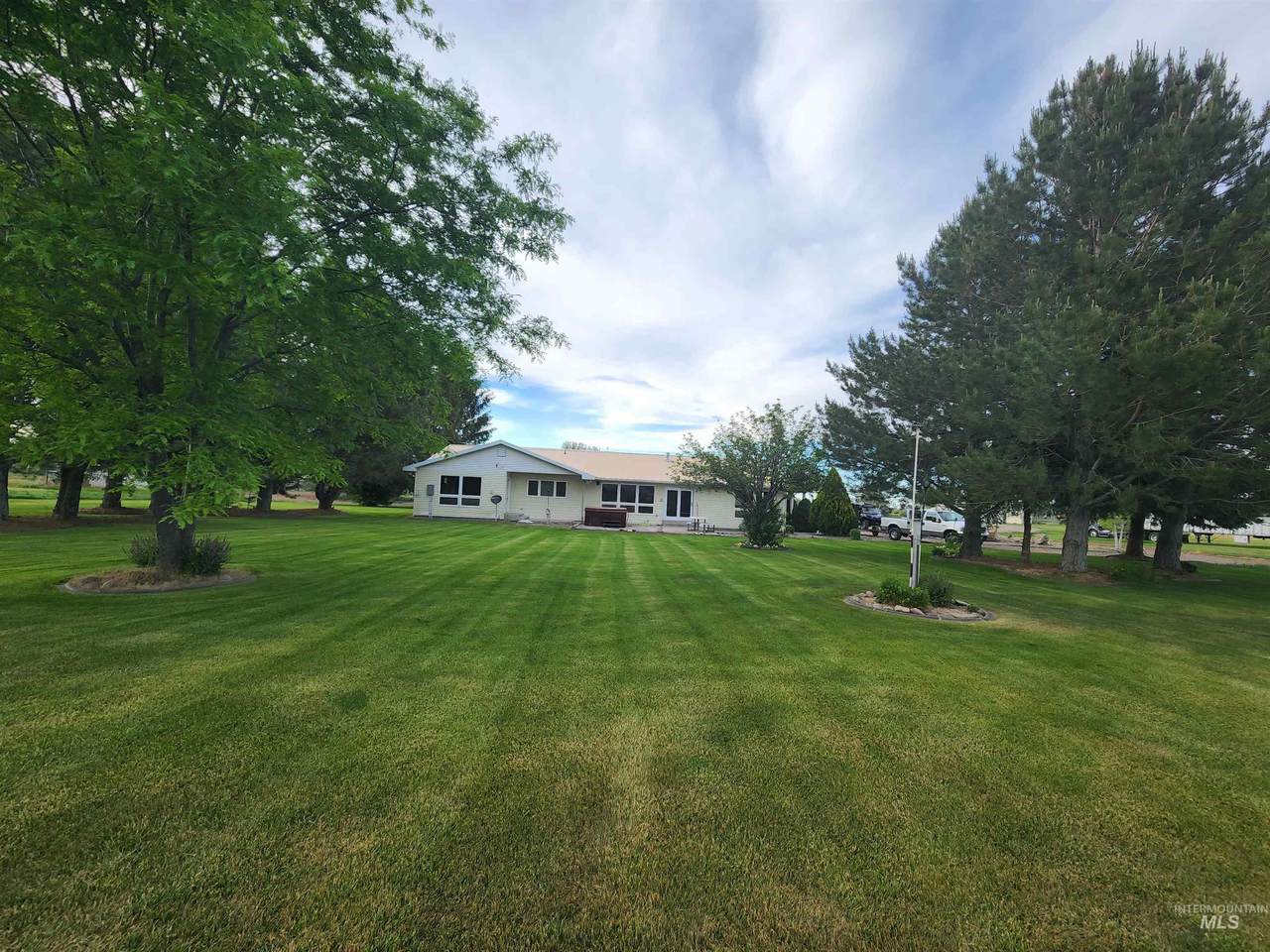 519 37 Ln W - Photo 1