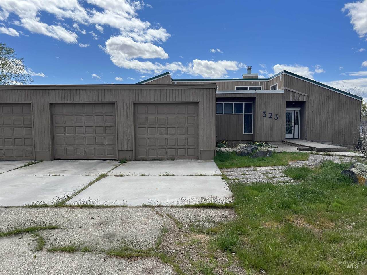 323 Crestview - Photo 1