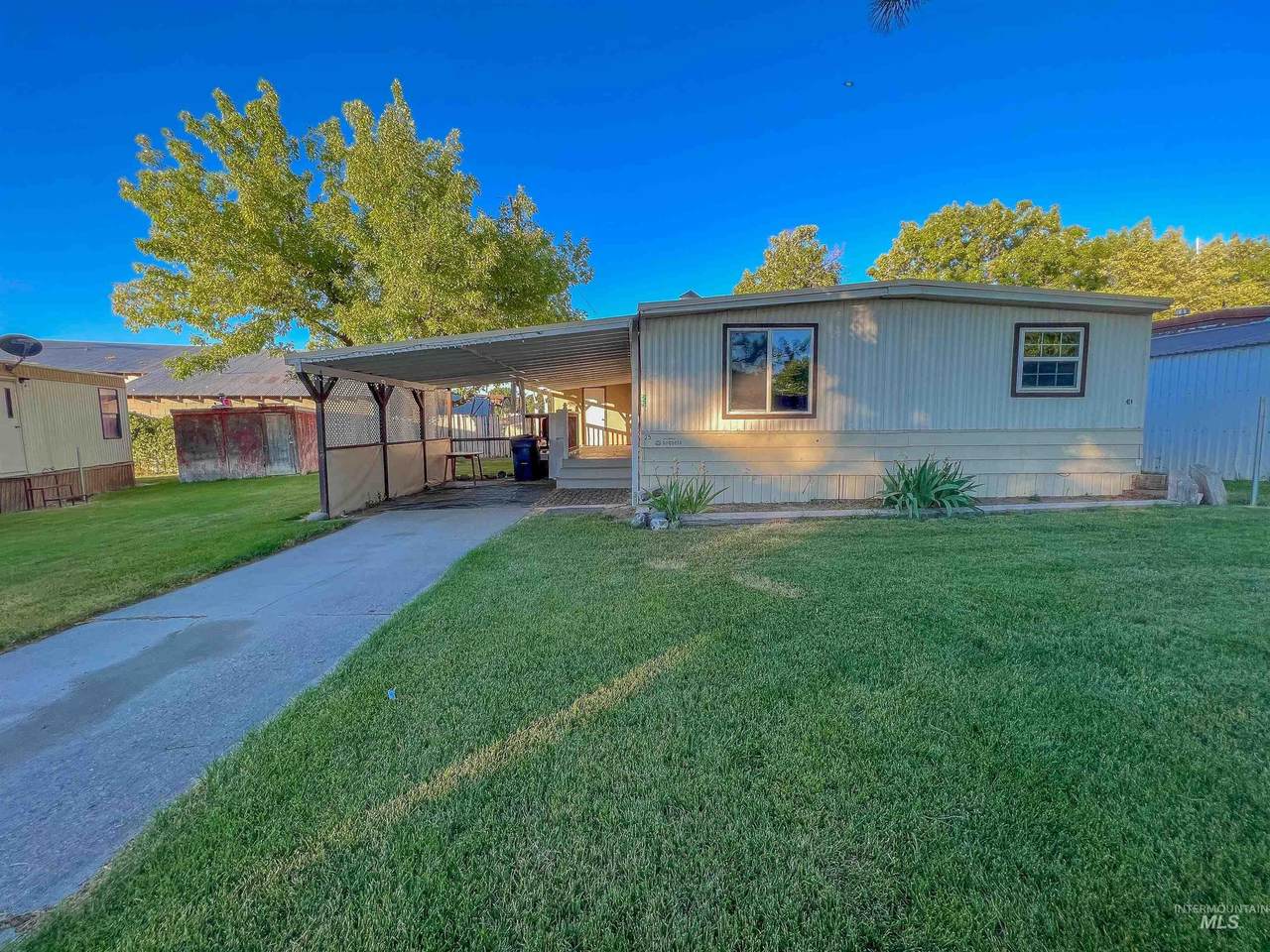 1625 Maple - Photo 1