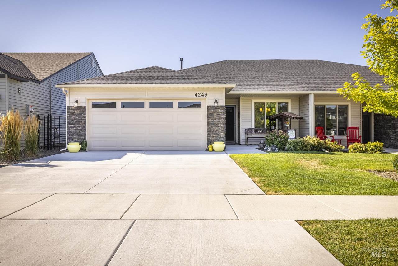 4249 Vacheron St - Photo 1