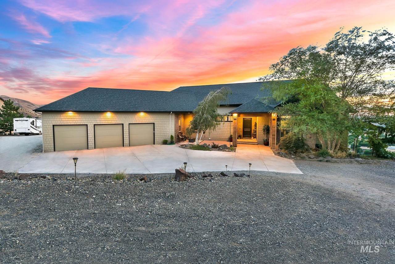 2039 Lariat Way - Photo 1