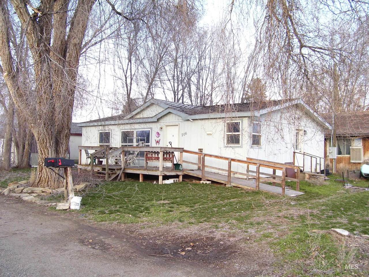 206 Beverly - Photo 1