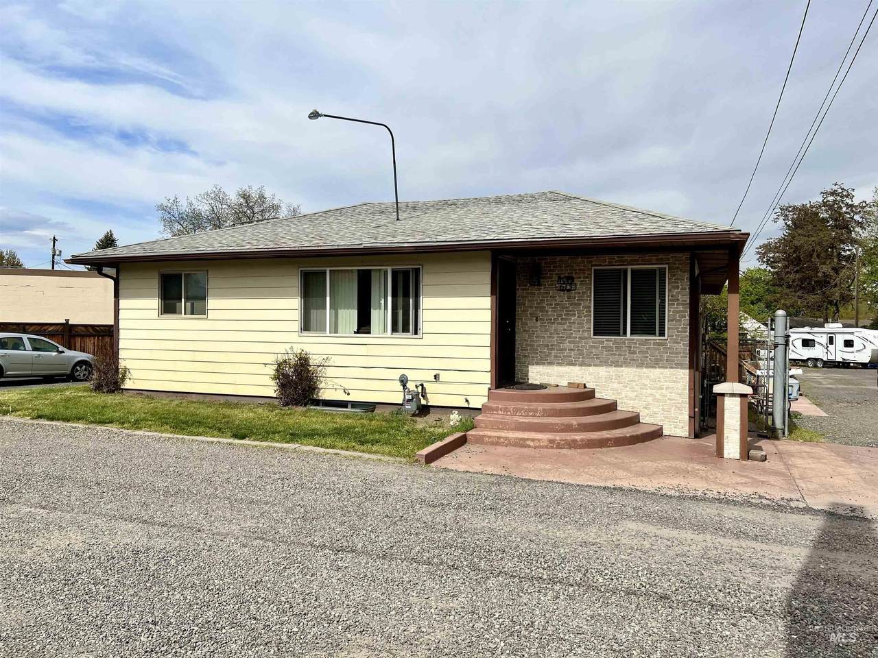 613 Thain Road - Photo 1