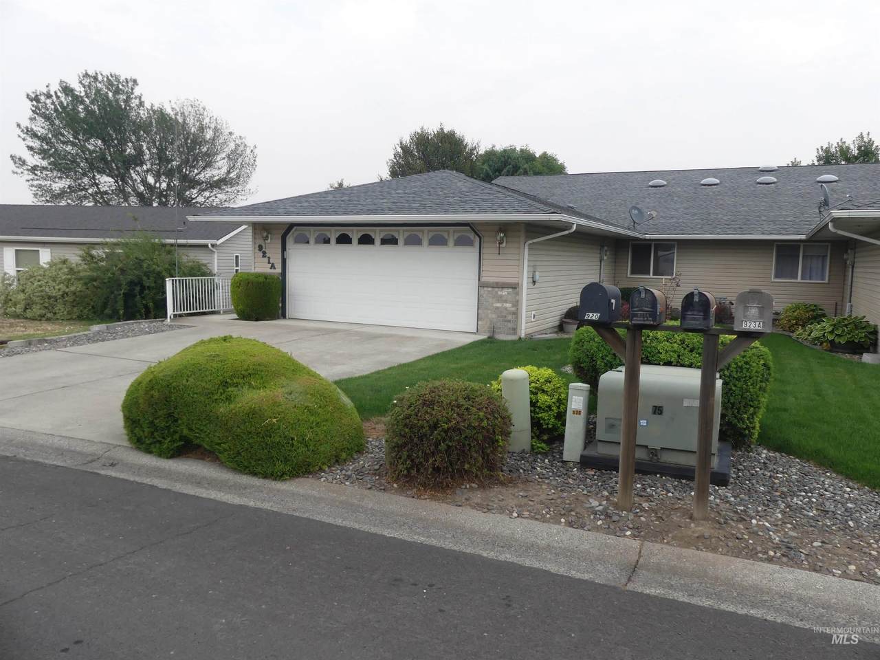 921 Hawthorne St - Photo 1