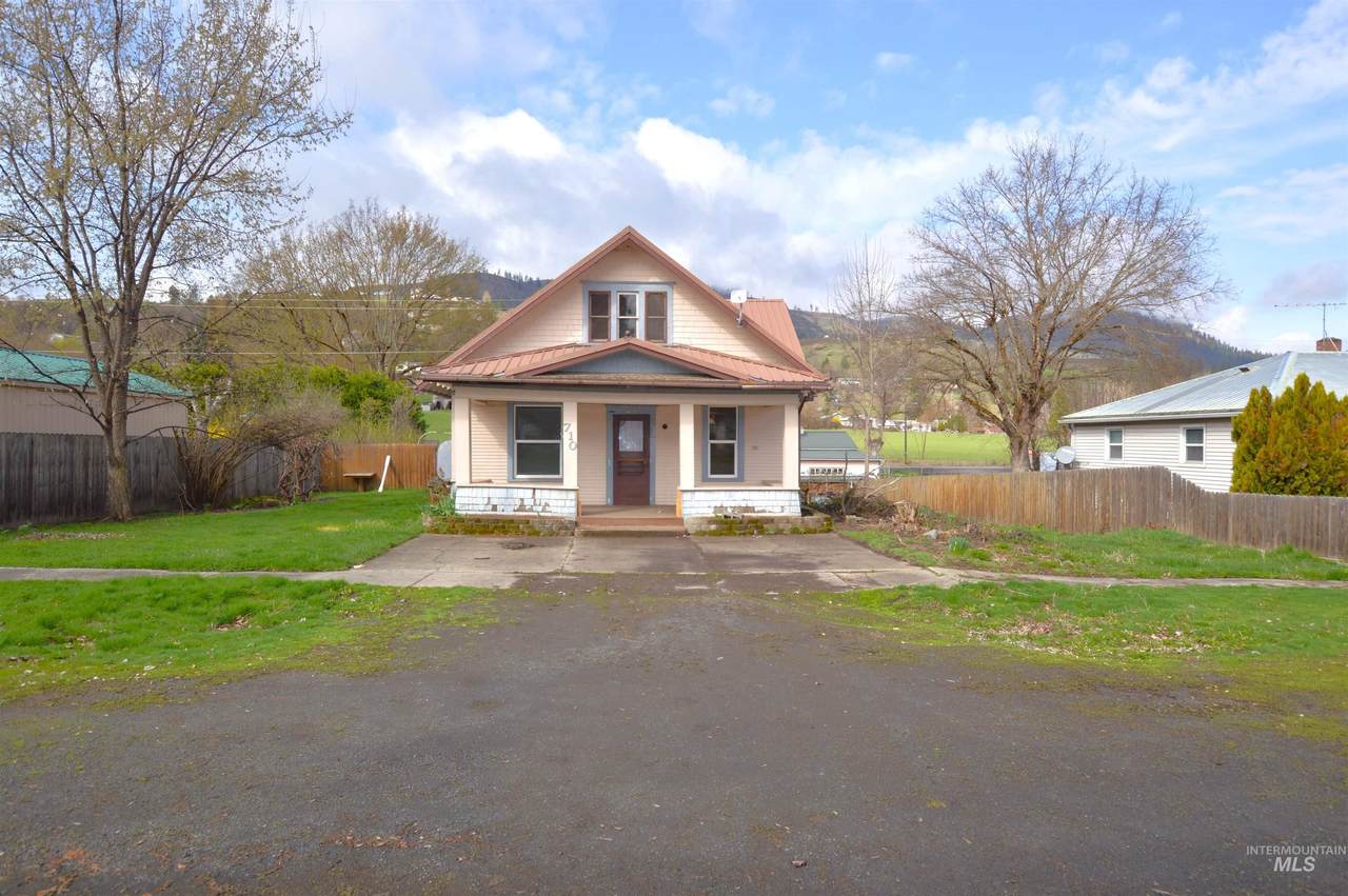 710 Maple - Photo 1