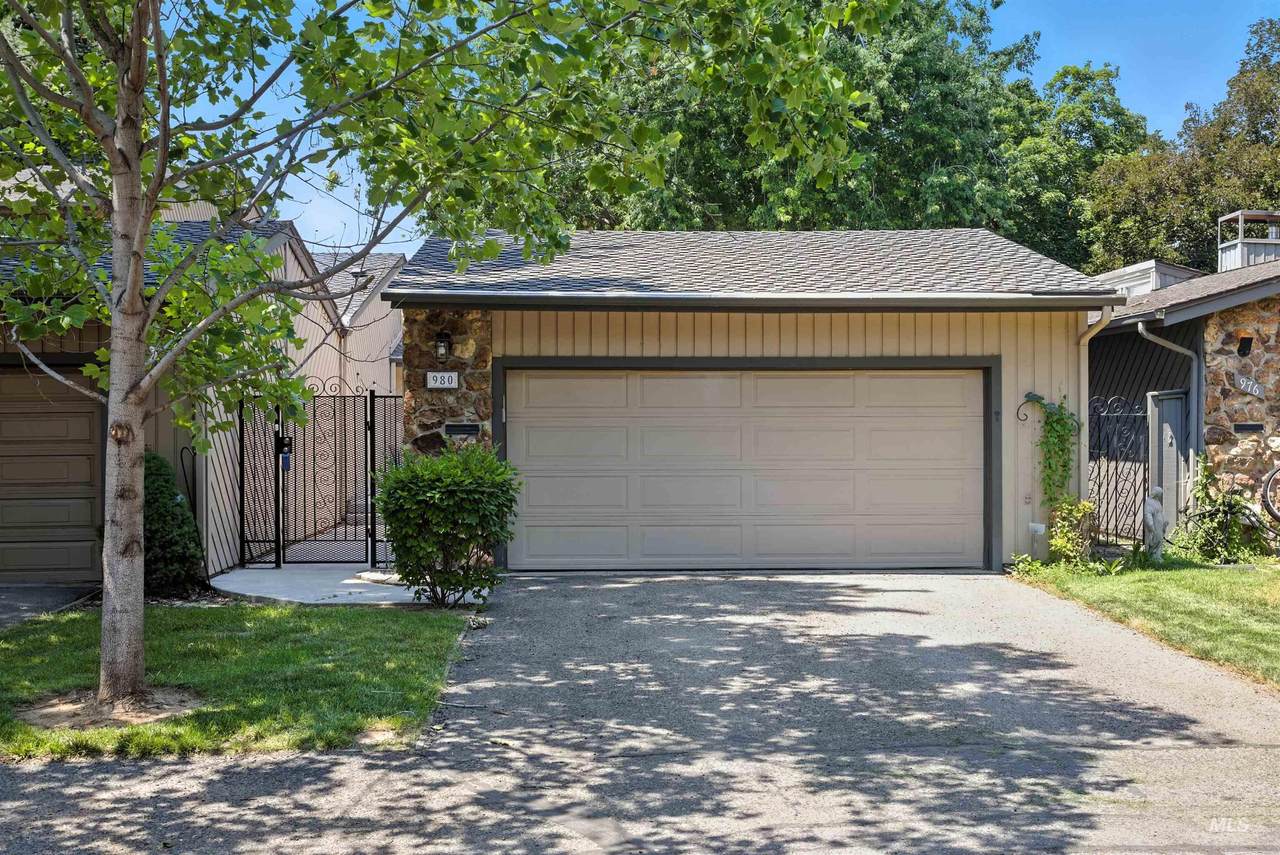 980 Camelot - Photo 1