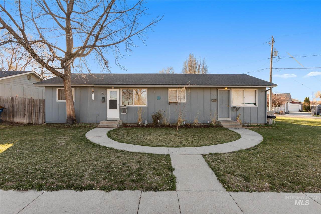 934 11th Ave N - Photo 1