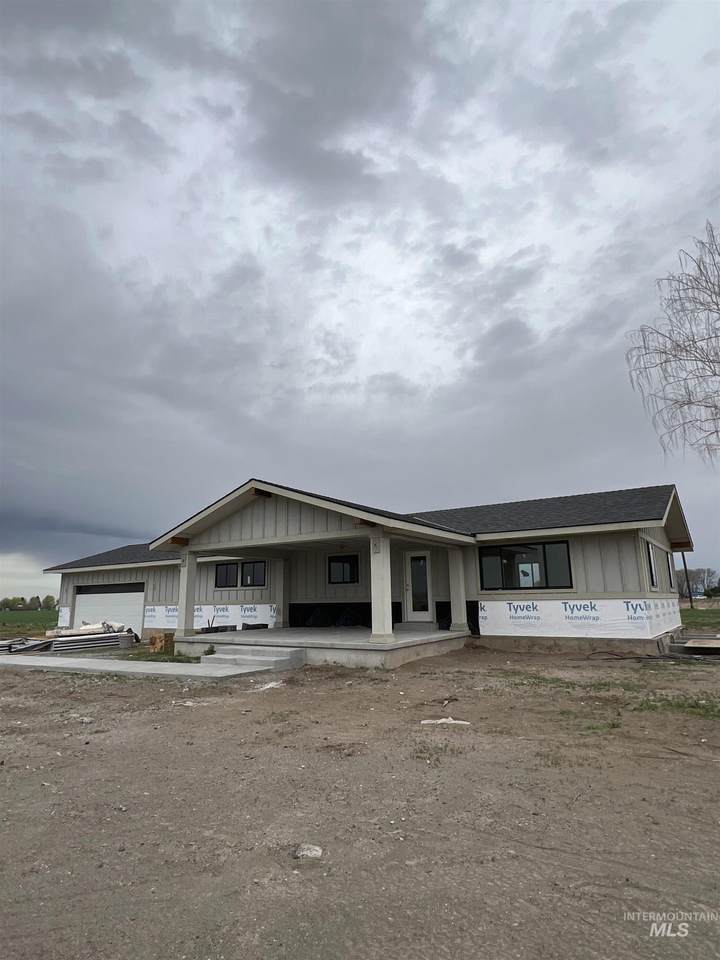 427 300 N - Photo 1