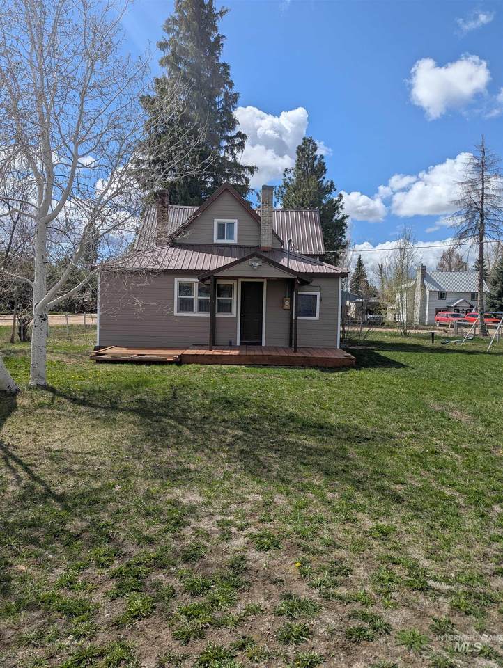 231 Willow Ave E - Photo 1