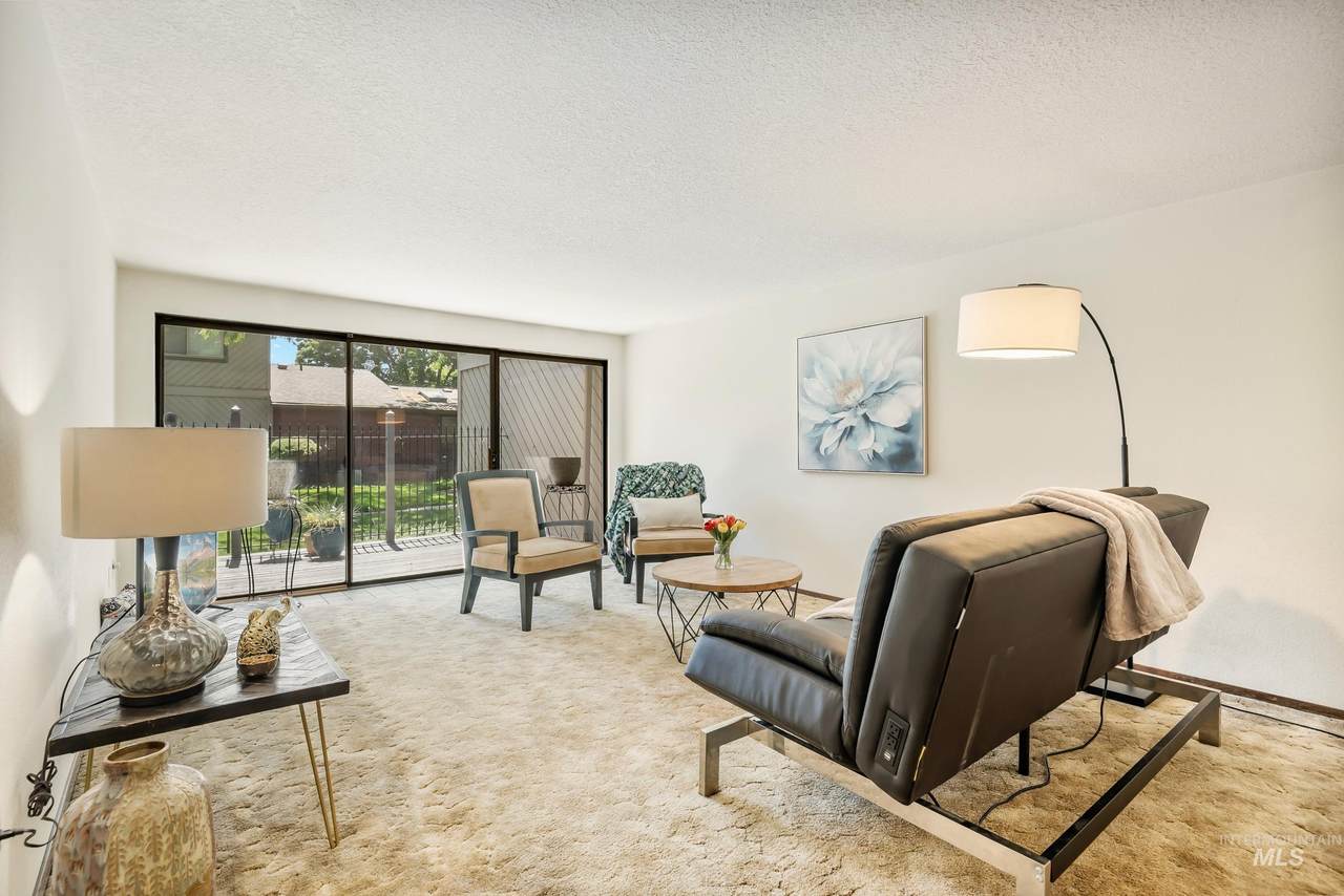 952 Camelot Dr - Photo 1