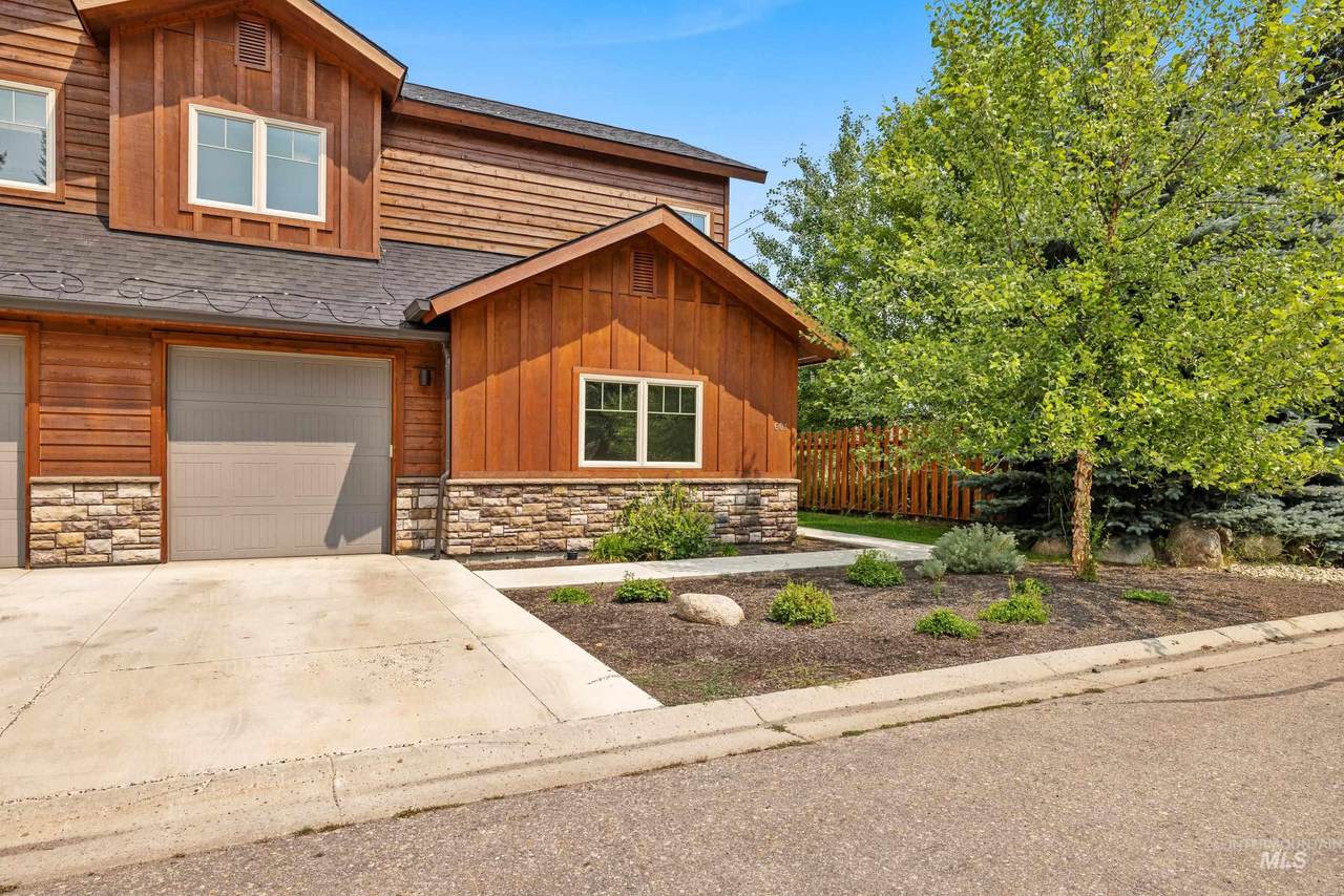 601 Bluewater Circle - Photo 1