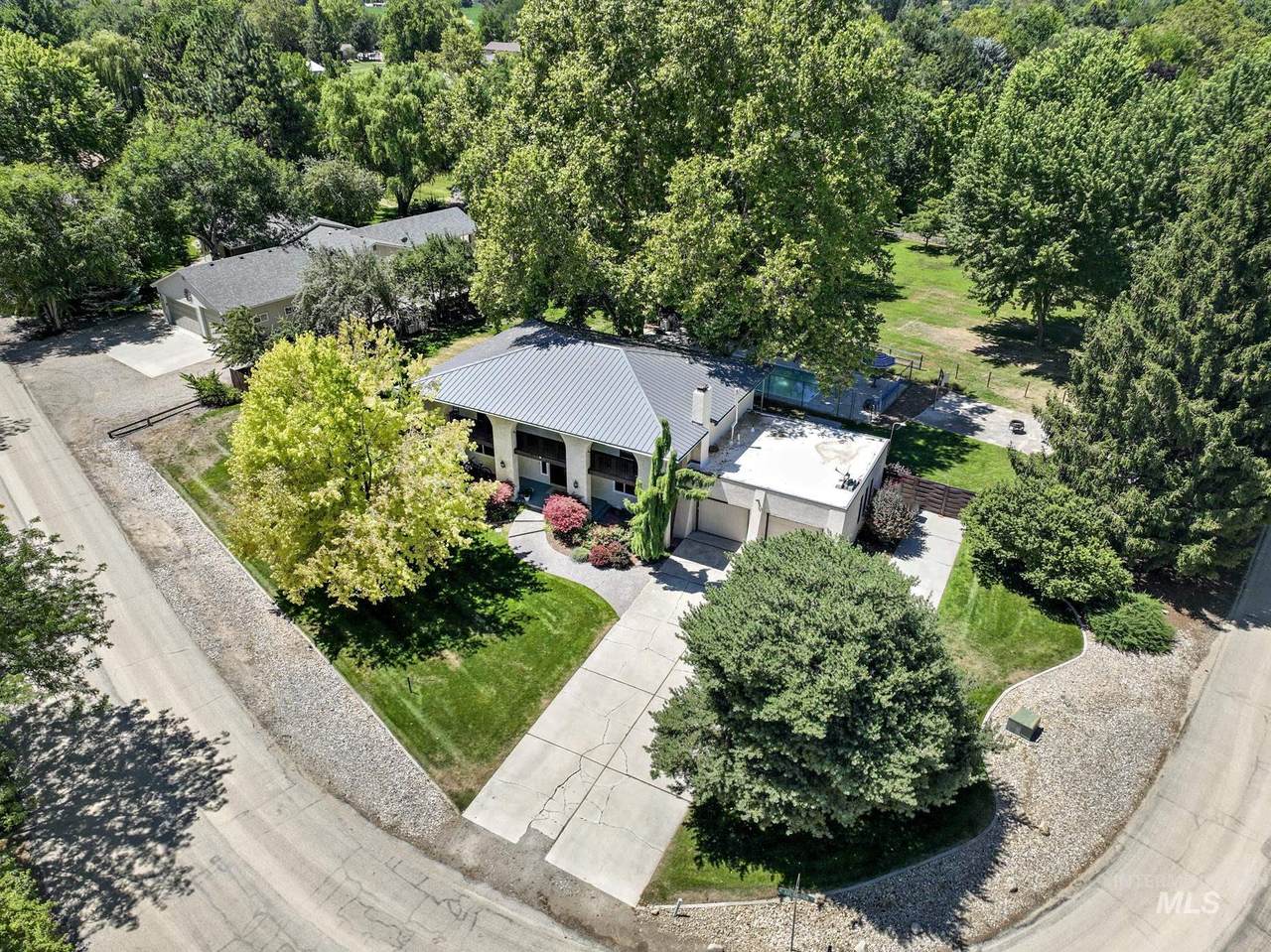 1067 Arlington Dr - Photo 1