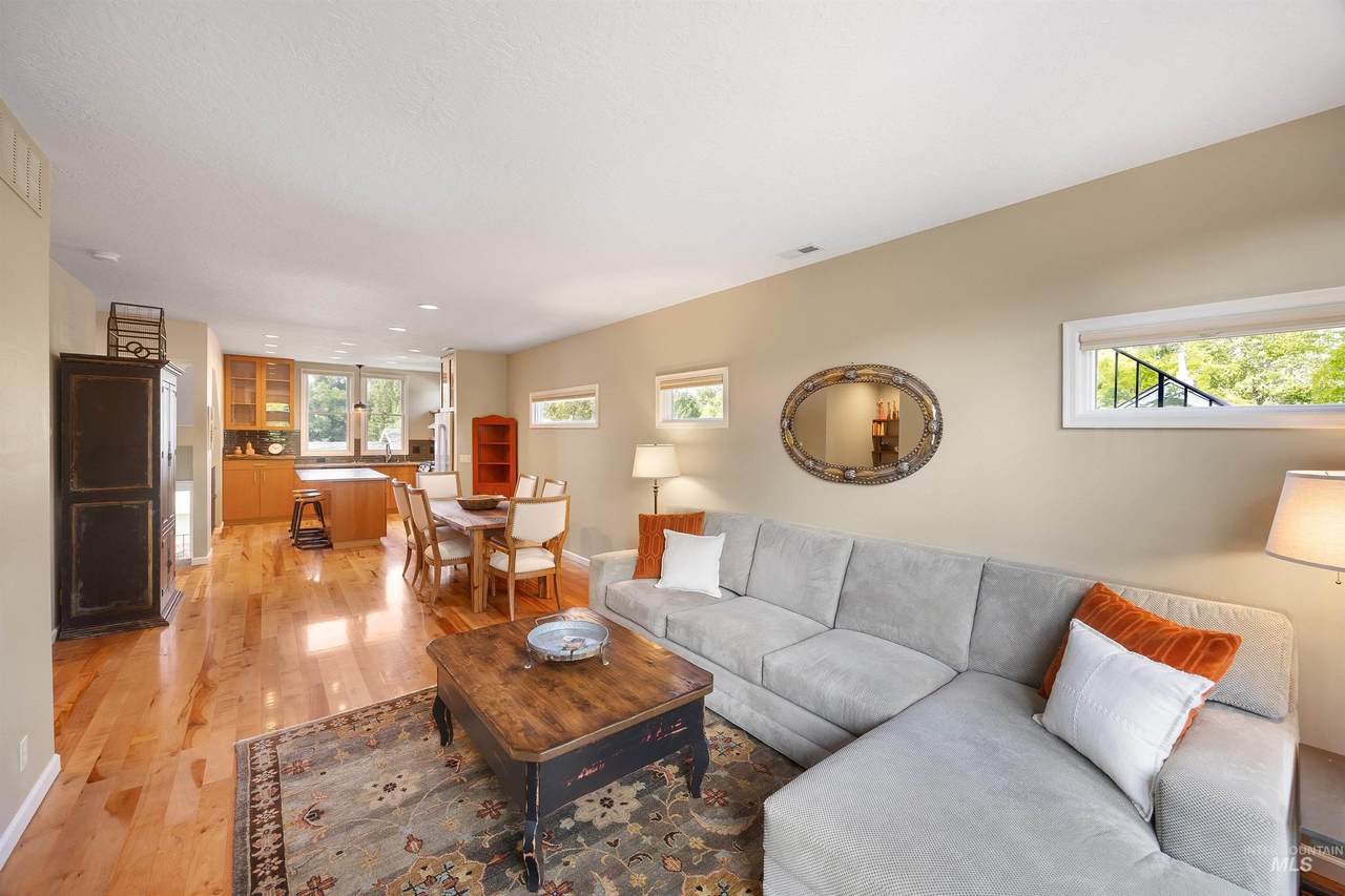 1313 Eastman St - Photo 1