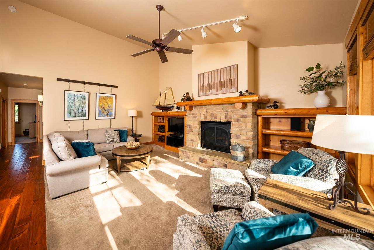 1371 Hearthstone Ct - Photo 1
