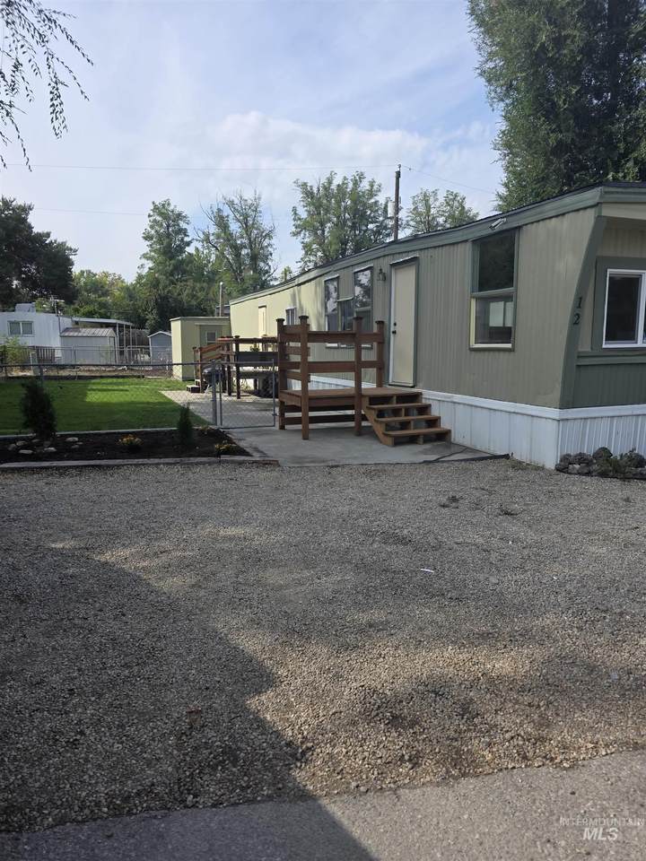 415 44th St - Photo 1