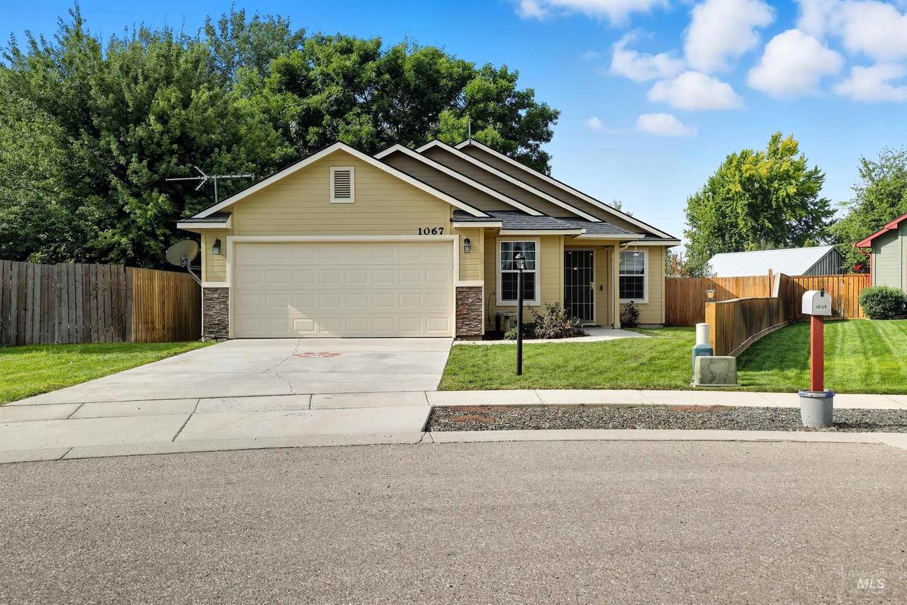 1067 Butterfield Ave - Photo 1