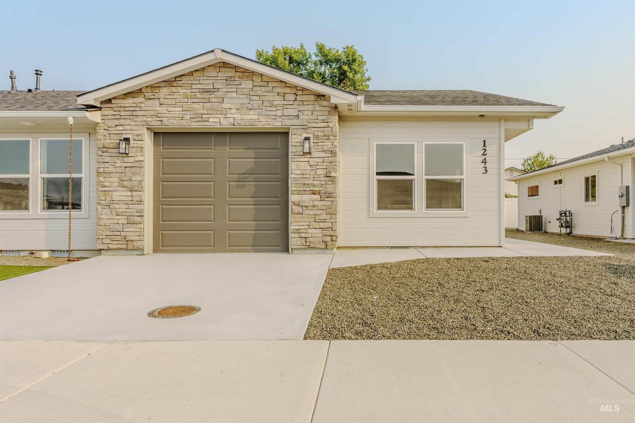 1243 Phillips Circle - Photo 1