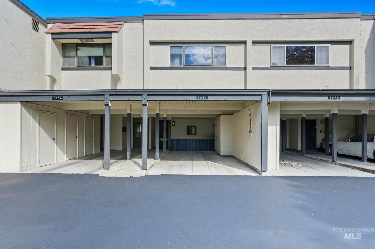 1064 Camelot - Photo 1