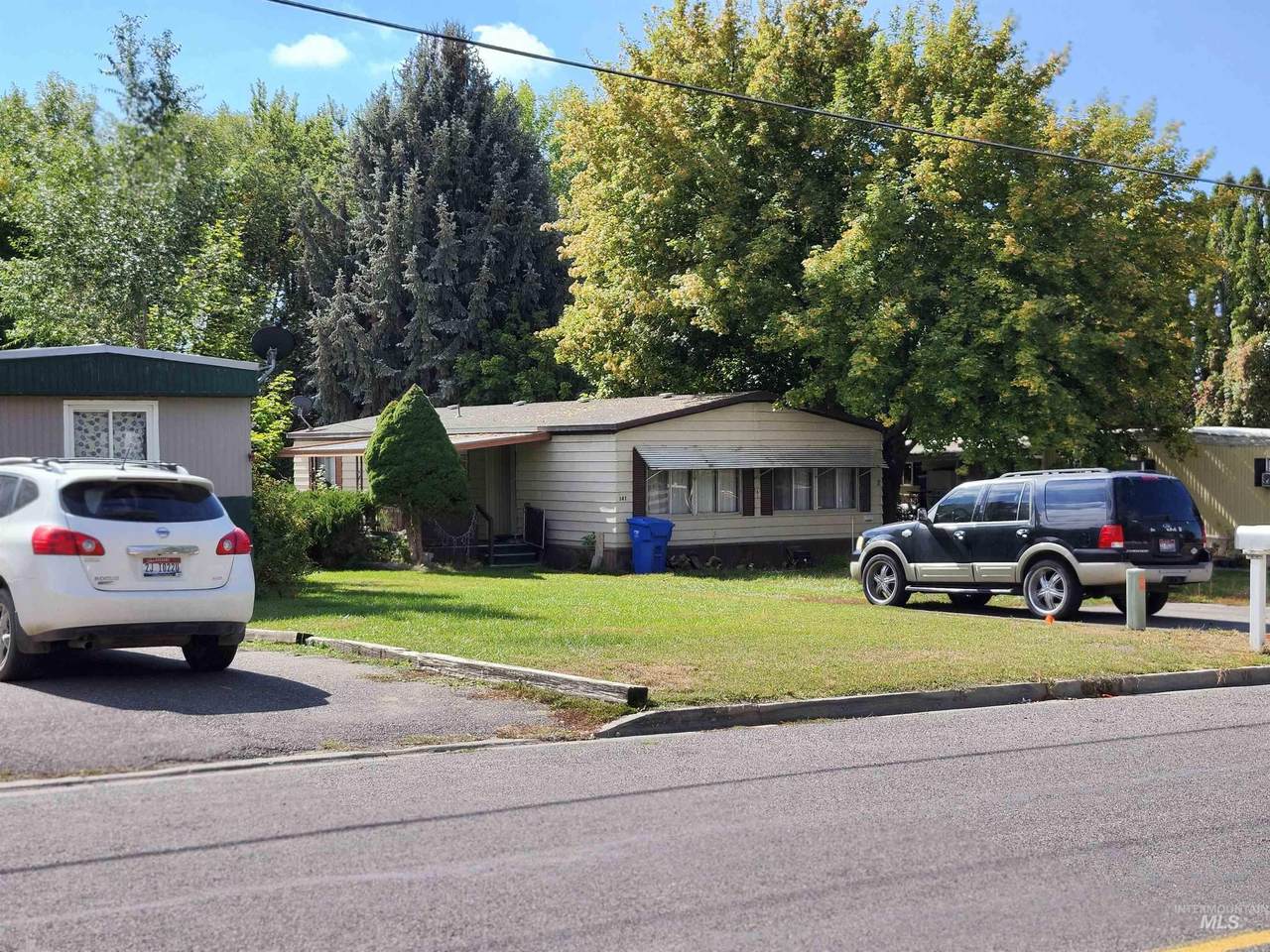 131&141 10th Ave E - Photo 1