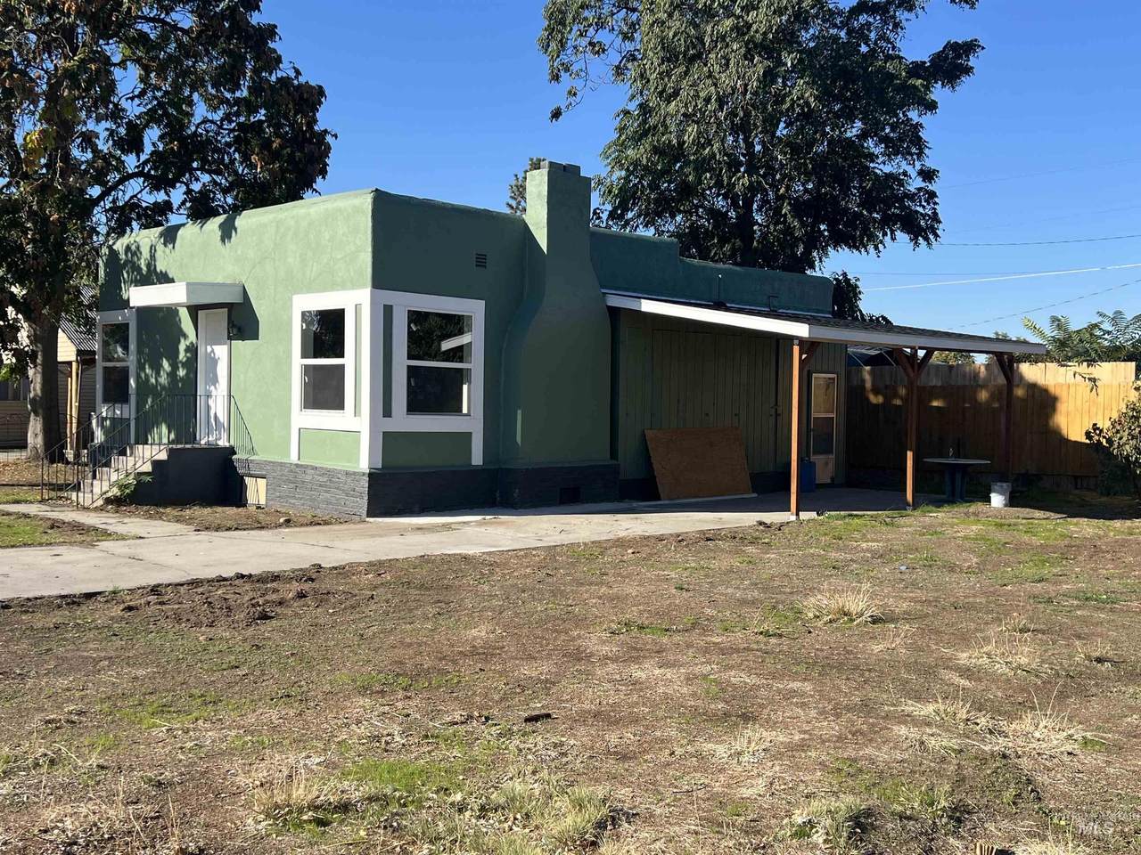 687 2nd St - Photo 1