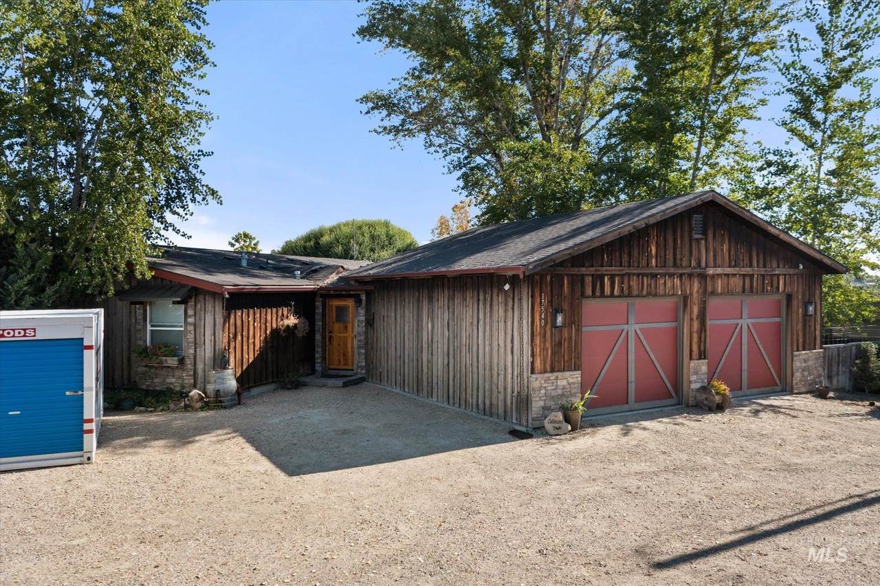 17540 11th Ave N - Photo 1