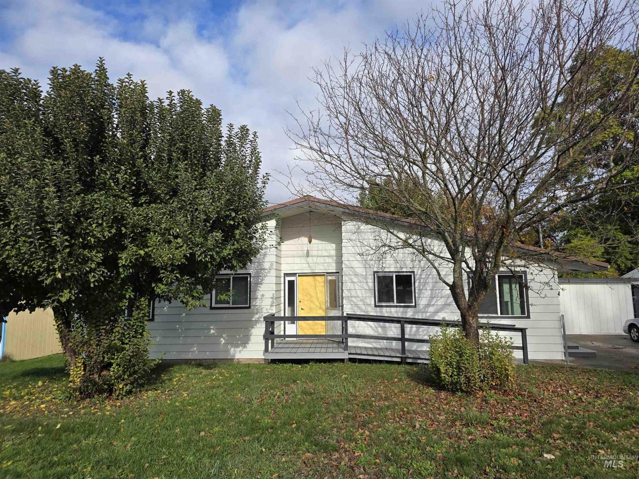 902 3rd St - Photo 1