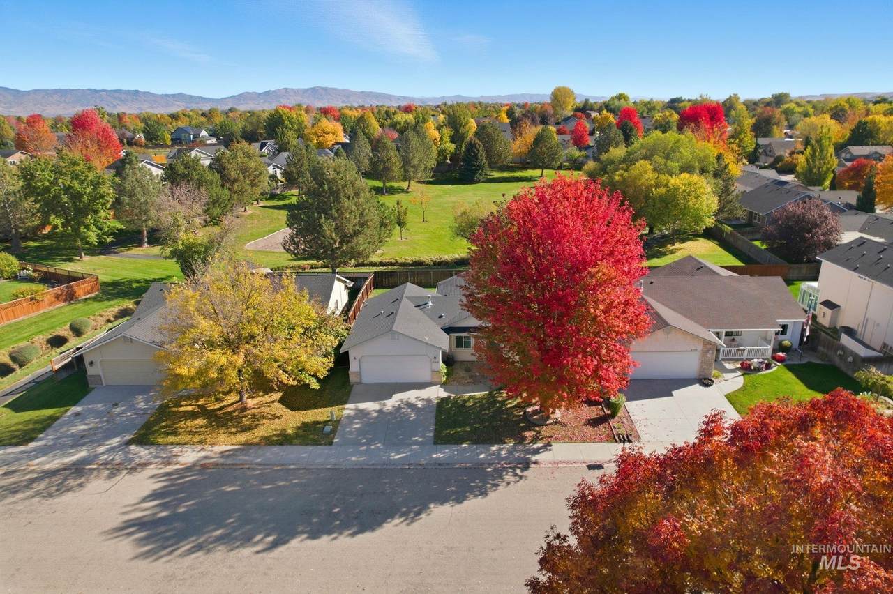 4860 Greenacres Way - Photo 1