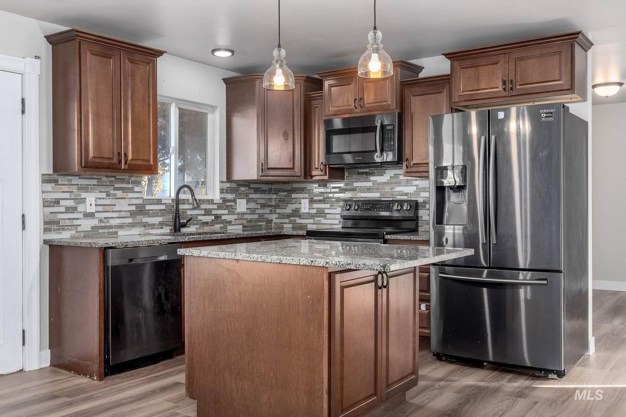 805-807 Wardwell - Photo 1