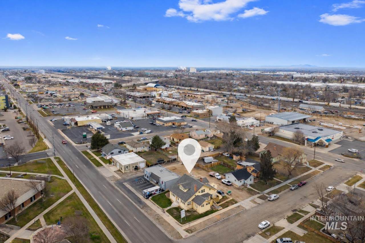 424 3rd St S - Photo 1