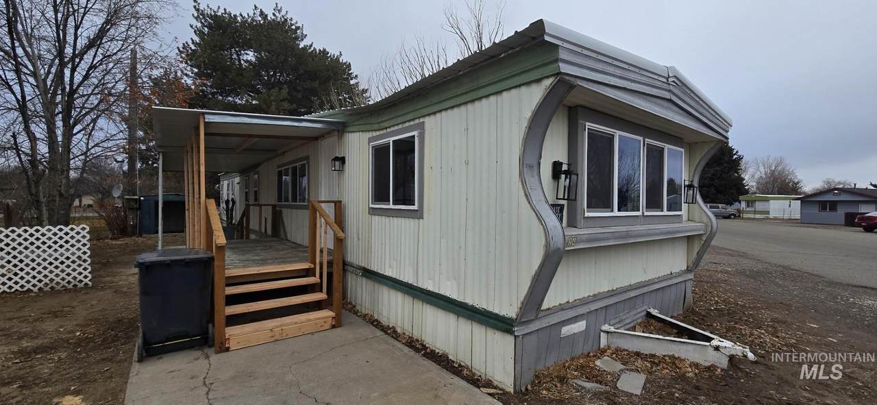 715 Center St. East - Photo 1