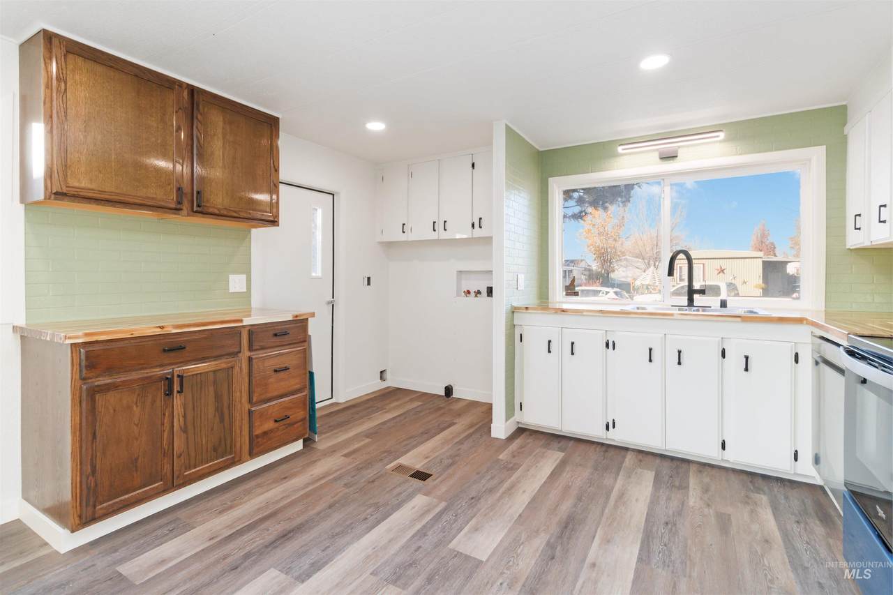 618 Empress St - Photo 1