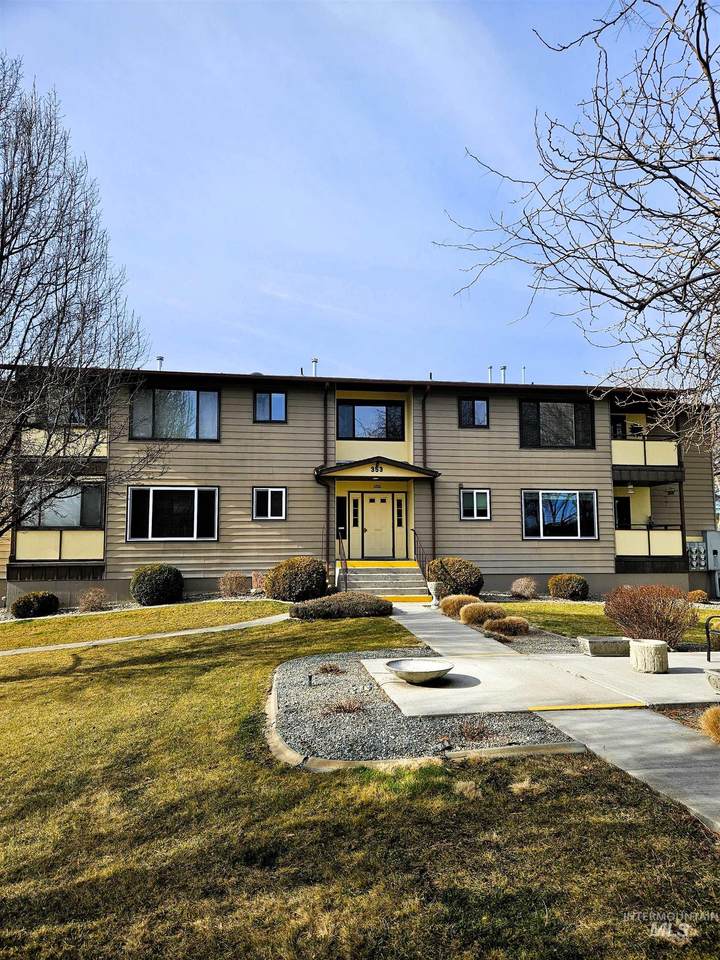 353 Elm St N - Photo 1