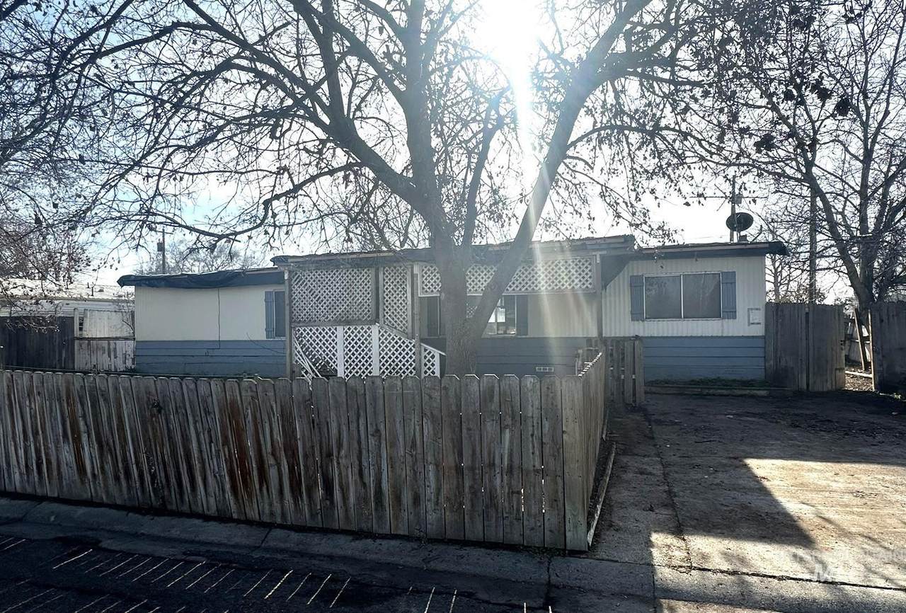 916 Victoria - Photo 1