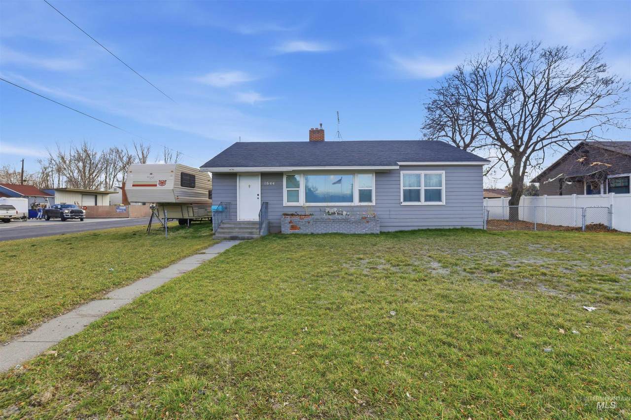 1644 Addison Ave E - Photo 1