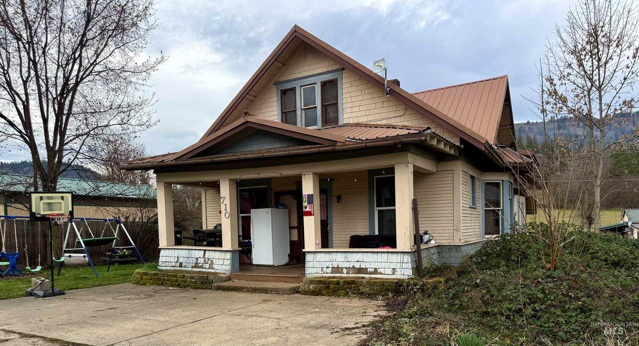710 Maple Street - Photo 1