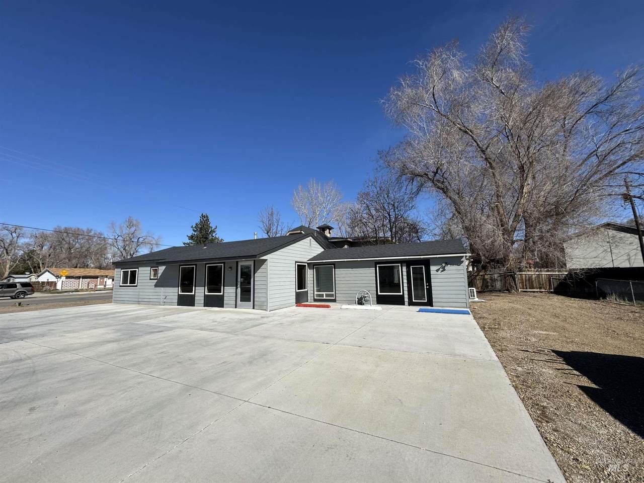 190 Roosevelt St - Photo 1