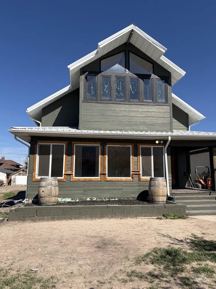 412 Main Ave N - Photo 1