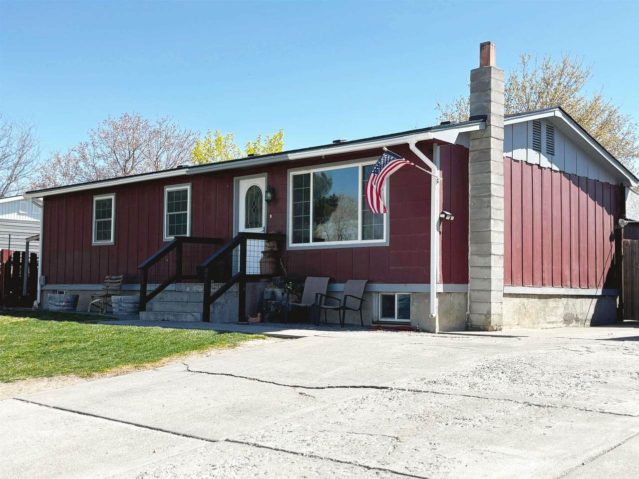 2217 4000 N - Photo 1