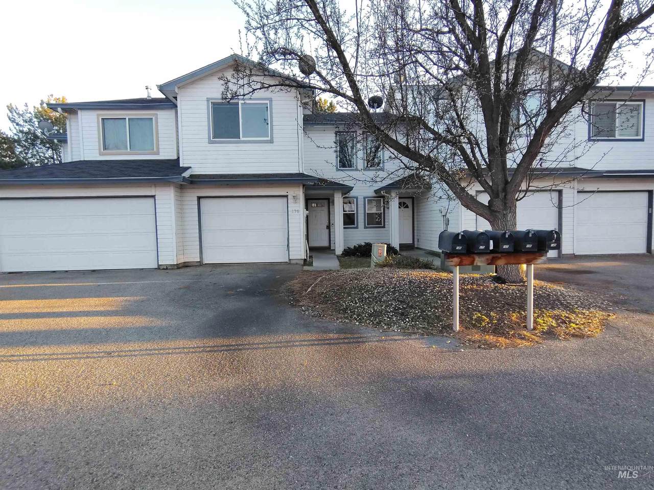 175 Sagebrush Ave - Photo 1