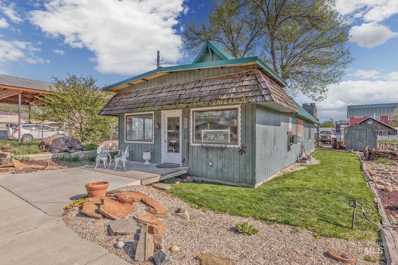 303 Illinois Ave - Photo 1