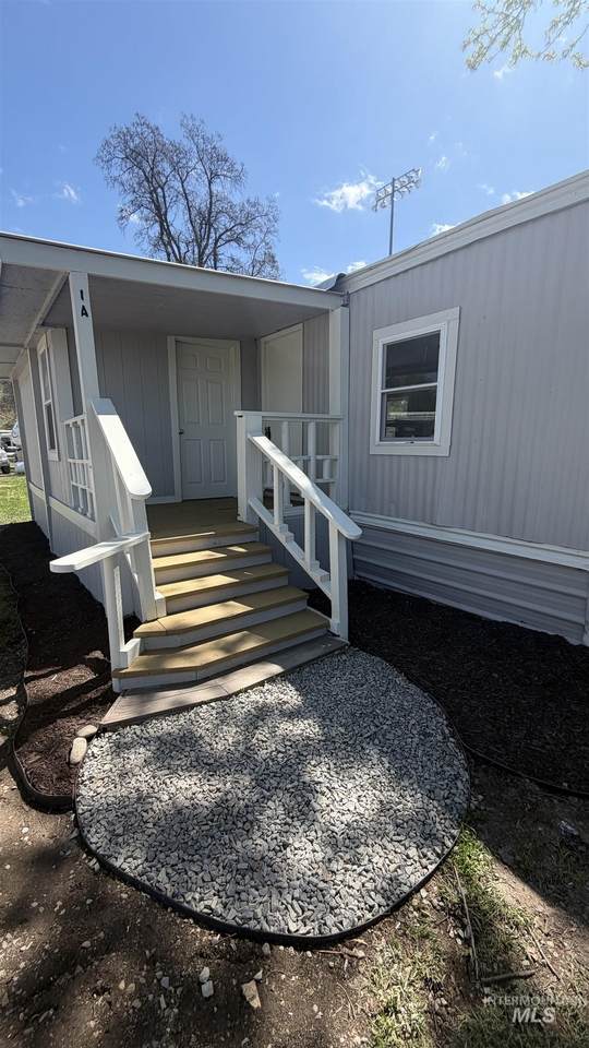 818 Illinois Ave - Photo 1