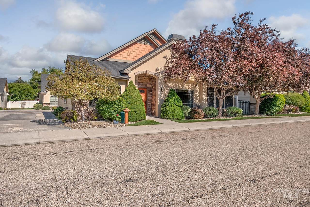 544 Whisperwood Way - Photo 1