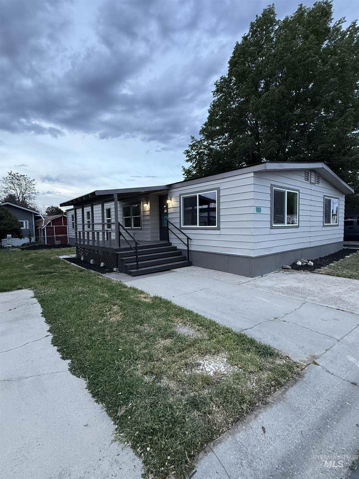 424 Cherry Ln - Photo 1
