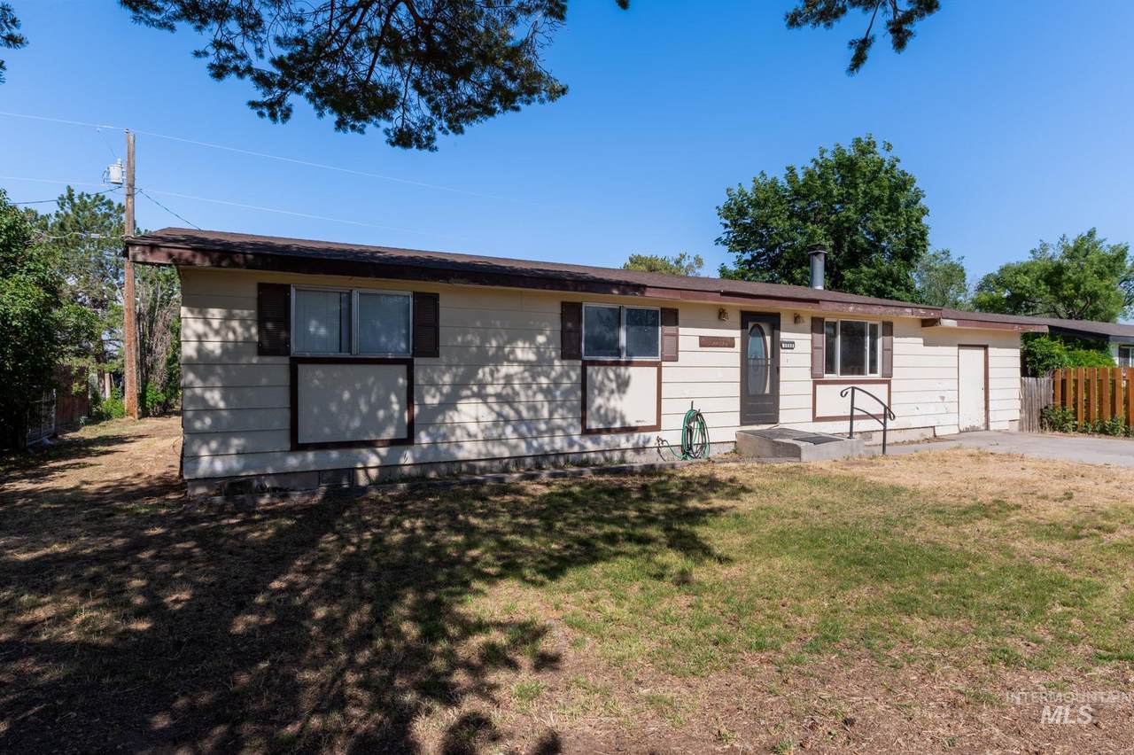 1157 Lavina Ave - Photo 1