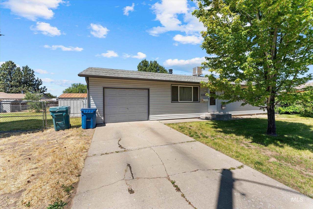 111 Goodall - Photo 1